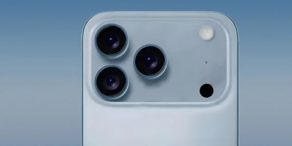 Projeção do iPhone 17, destacando as três câmeras.