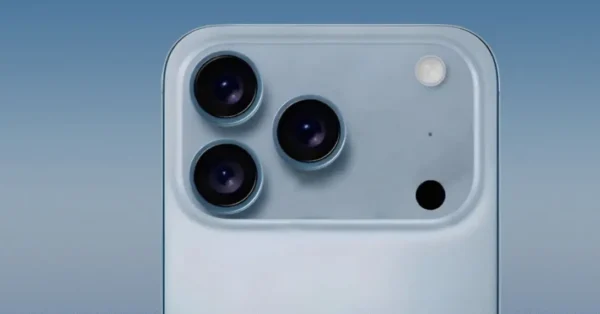 Projeção do iPhone 17, destacando as três câmeras.