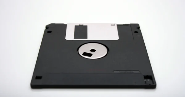 Tesla roda MP3 com drive de disquete: tecnologia antiga encontra futuro