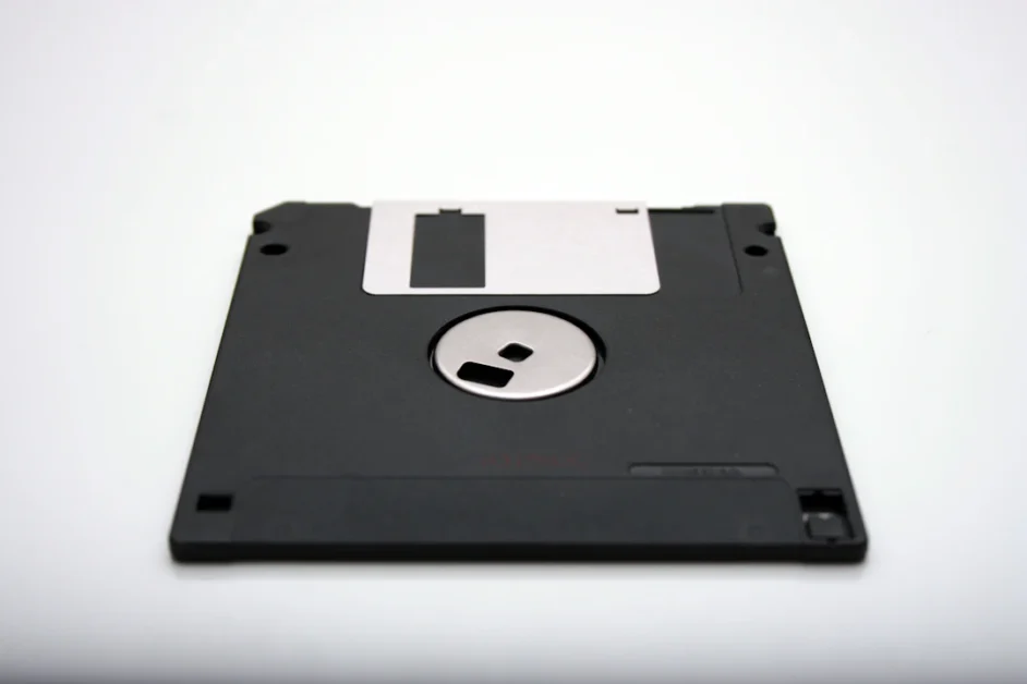 Tesla roda MP3 com drive de disquete: tecnologia antiga encontra futuro