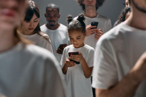 Proibição de redes sociais para menores: o que muda no mundo