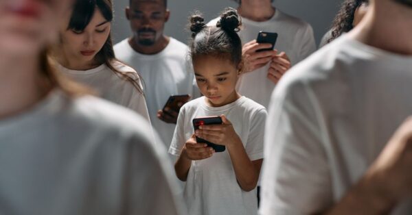 Proibição de redes sociais para menores: o que muda no mundo