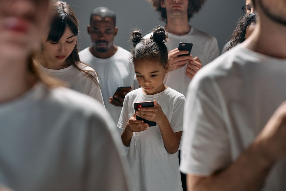 Proibição de redes sociais para menores: o que muda no mundo