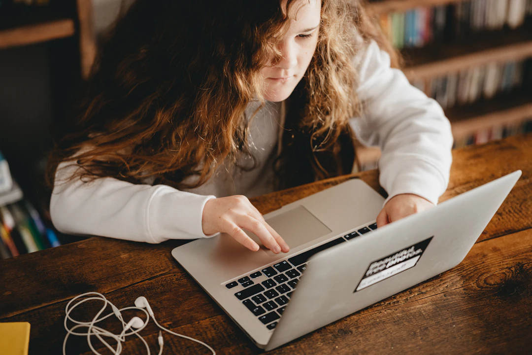 Criança no computador - Grécia proíbe redes sociais para menores de 15 anos: entenda a lei