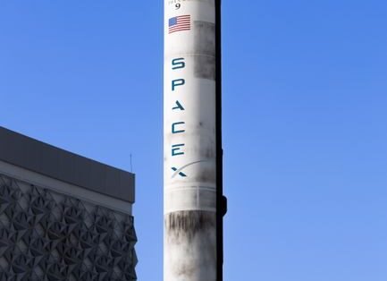 Elon Musk promete ações da SpaceX para crianças dos EUA