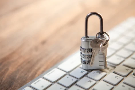 Golpe do site falso de VPN: como o roubo de senhas corporativas usa instaladores legítimos