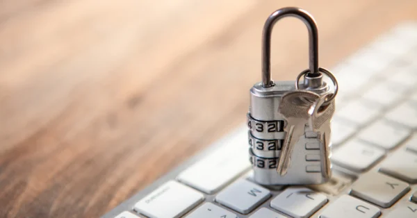 Golpe do site falso de VPN: como o roubo de senhas corporativas usa instaladores legítimos