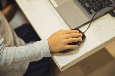 Grécia proíbe redes sociais para menores de 15 anos: entenda a lei