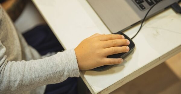 Grécia proíbe redes sociais para menores de 15 anos: entenda a lei
