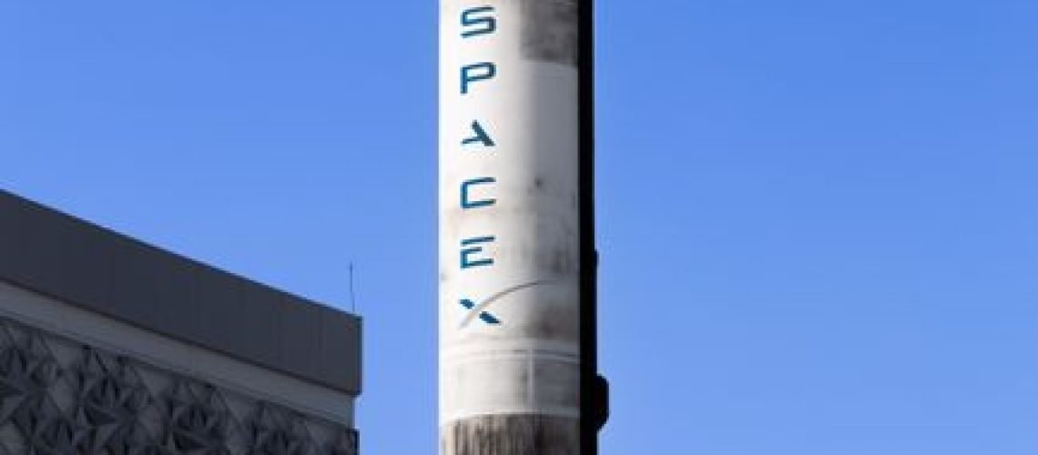Elon Musk promete ações da SpaceX para crianças dos EUA