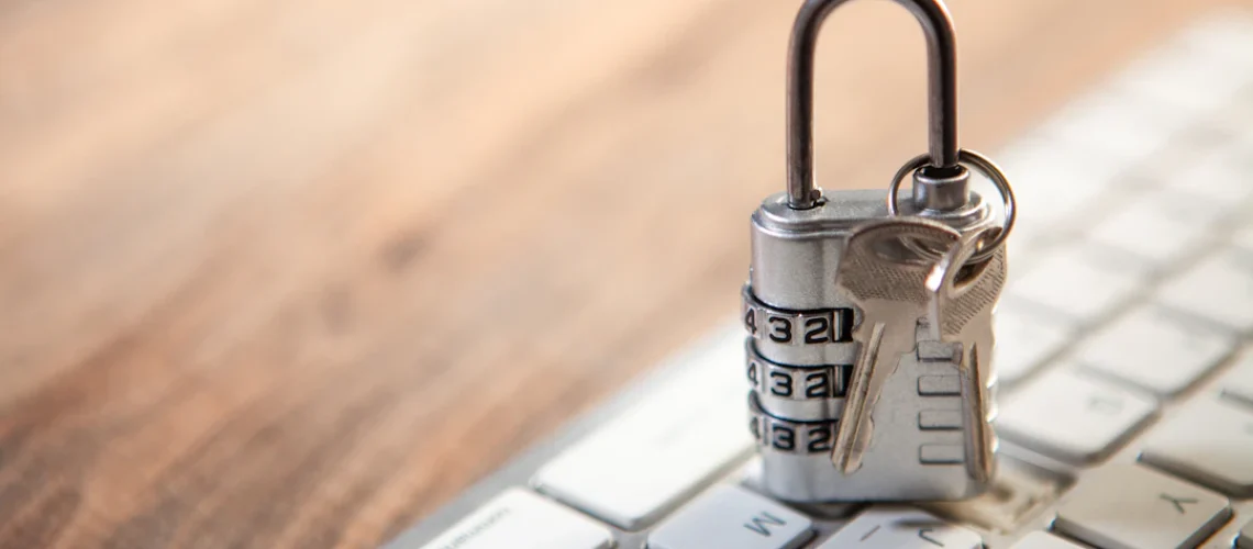 Golpe do site falso de VPN: como o roubo de senhas corporativas usa instaladores legítimos