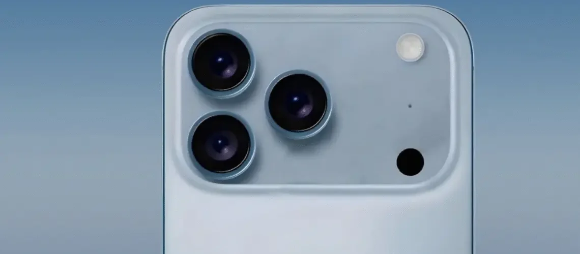 Projeção do iPhone 17, destacando as três câmeras.