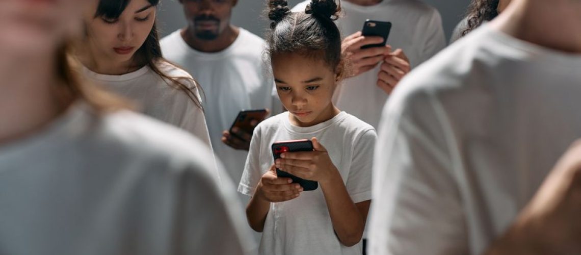 Proibição de redes sociais para menores: o que muda no mundo