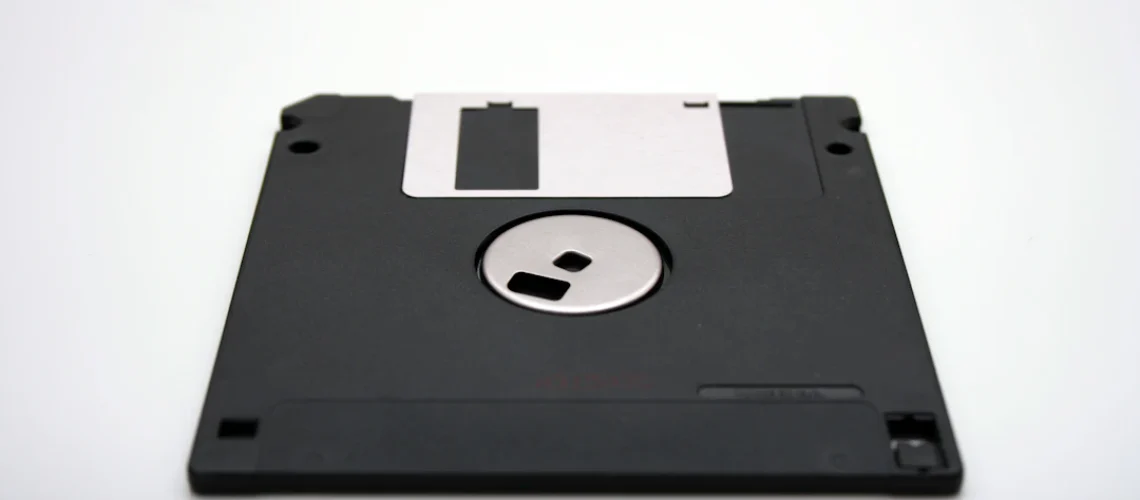 Tesla roda MP3 com drive de disquete: tecnologia antiga encontra futuro